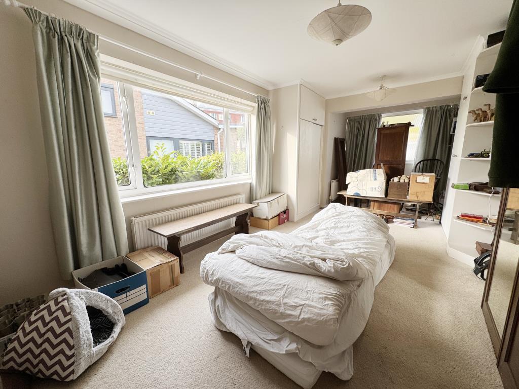 Lot: 76 - ONE-BEDROOM APARTMENT WITH RIVER VIEWS - Double bedroom